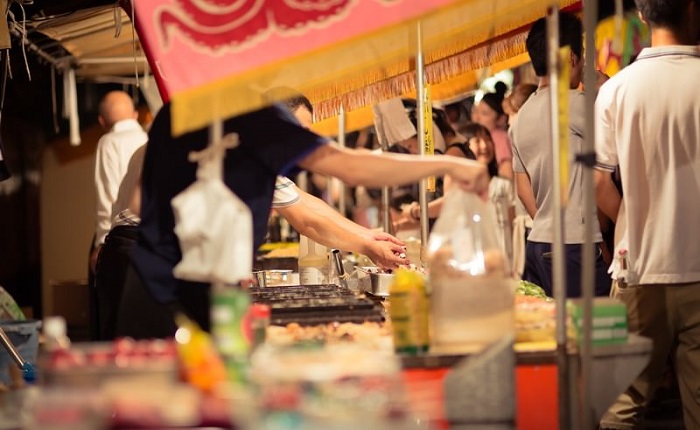 【画像】台湾の屋台でエッチなノーブラ女店主ｗｗｗ