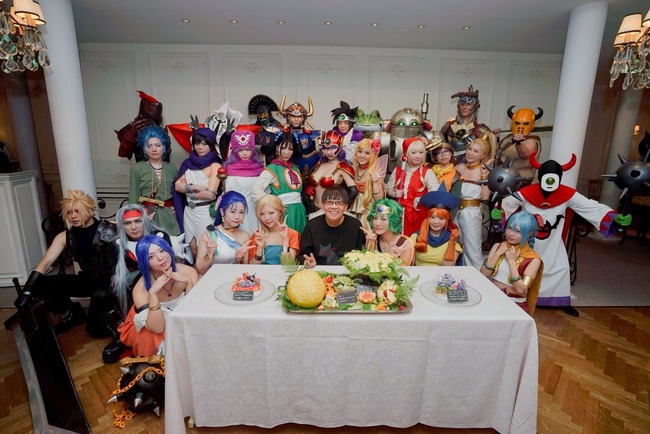 【画像】堀井雄二の誕生パーティーにいるハレンチすぎる女戦士www