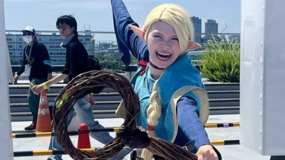 【画像】美人コスプレイヤーさん、他人の動画に出演して無加工の正体が暴かれる