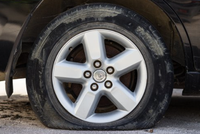 家のガレージに停めてた車のタイヤに、キリで穴が開けられた。向かいのご主人「人影があったので動画撮っておきました」私「ありがとう！見てみます」→結果…