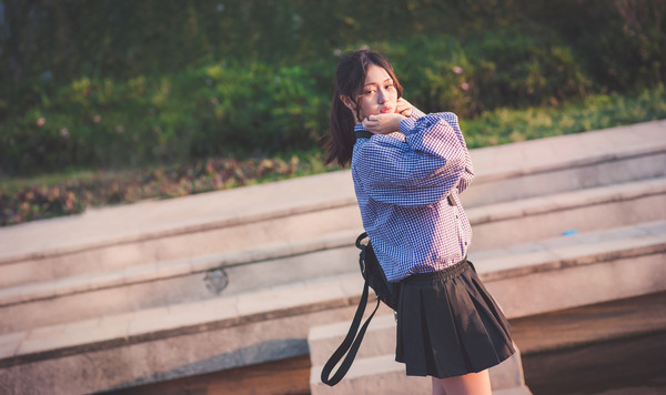 電車でミニスカの女が座ってる近くに立ったり座ったりした結果www
