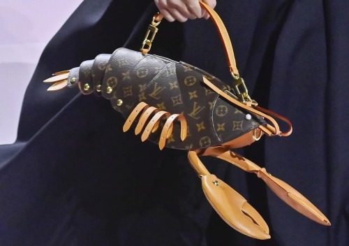 【画像】110万円のヴィトンの『海老』、ガチで買ってる人が現る「舐めないでほしい」www