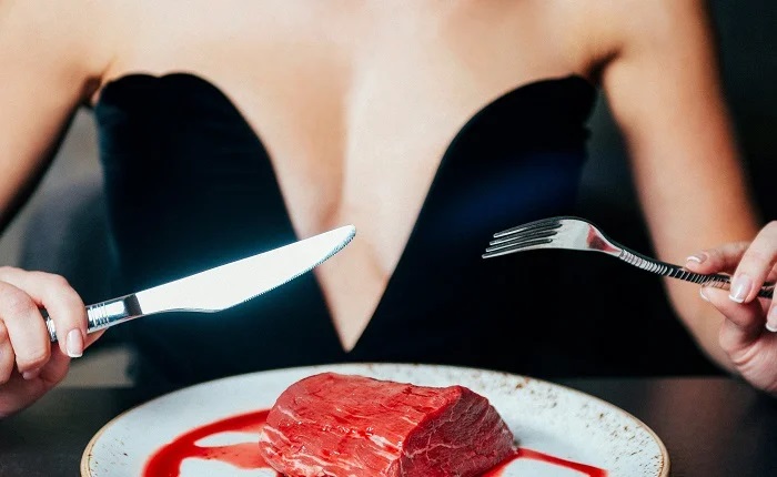 【画像】ドスケベ美熟女さん、エロと食を余裕で両立させてしまうwww