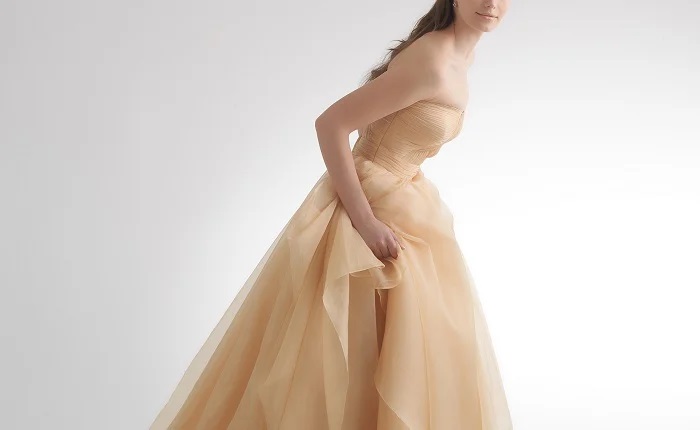 【画像】爆乳女子、前屈みでおっぱいドーンwww