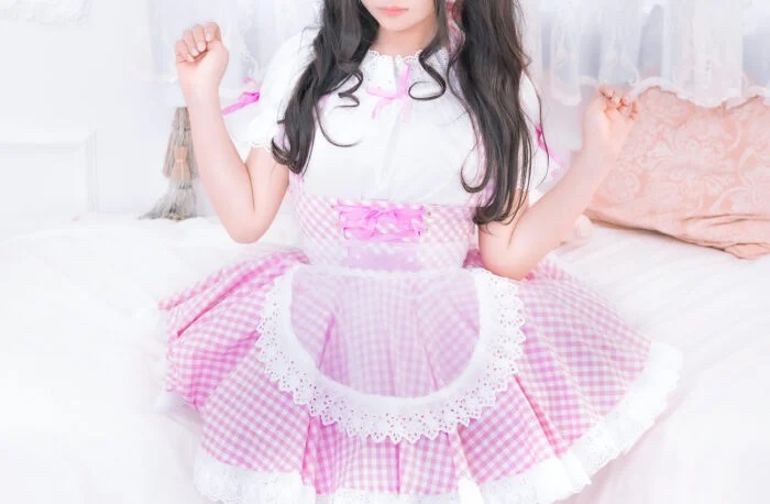 【画像】お尻丸出しのミニスカメイド、路上でレズキスしてしまうwww