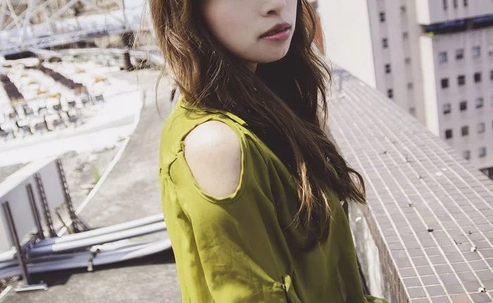 【画像】デカ乳女さん、そこかしこにおっぱいを乗っけてしまうwww