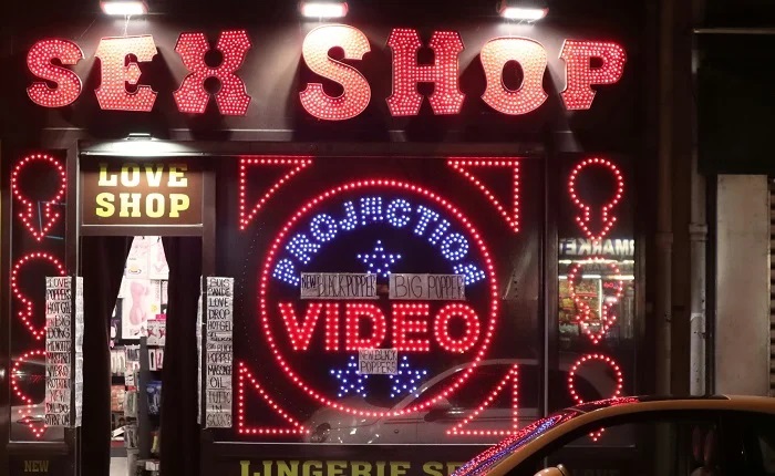 【動画】エロビデオ屋で遭遇するラッキースケベwww