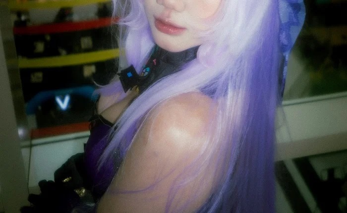 【画像】コスプレイヤー、ノーブラおっぱいの横乳を蚊に刺されてしまうwww