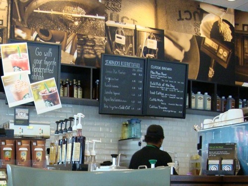 スタバの列に並んだ海外男性「誰かスモールサイズを何て呼ぶか、今すぐ教えて！」SNSで聞くも間に合わず…