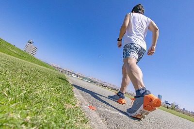 毎月72万円支給されるが毎日7km走らなければ死ぬボタンwww