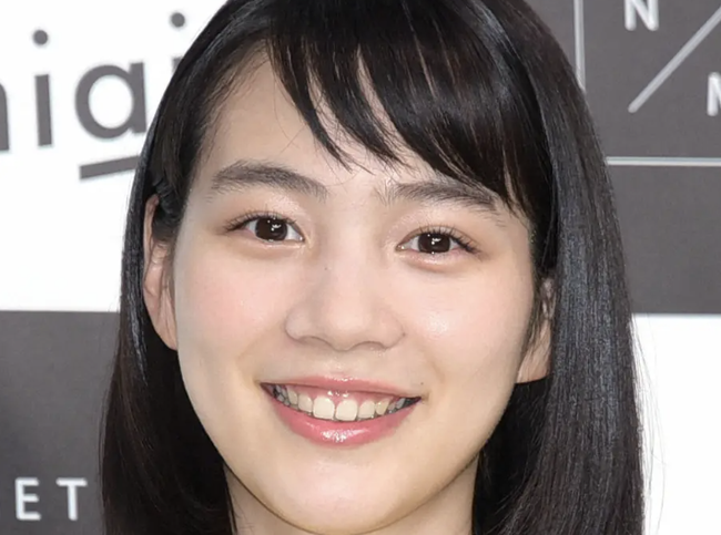 【画像】能年玲奈さん、逆・立ちバックみたいな体位でパシャリ