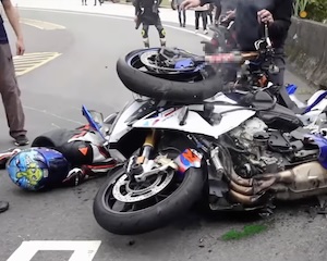 【動画】カーブで転倒した走り屋に対向の走り屋が突っ込んでしまう事故。