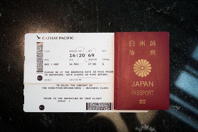 女｢海外行きまくってる大学生って何してんの？夜職？実家激太？闇バイト？？｣  学生｢頭の構造が違う｣