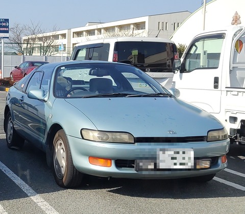 スーパーにガルウィングの車止まってた！