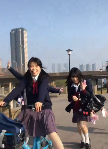 【中国で大バズり】「日本の高校生の青春」動画に中国SNS民総ツッコミ「これは日本じゃない」「明らかに中国だ」「空が灰色」