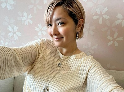 【画像】ステージ3がんの人気ドラマ出演元女優「体が動かなくなり…」と横たわる姿を公開する・・・