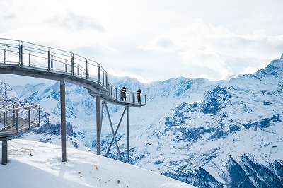 【画像】父親「50万円かけて大自然スイスに家族旅行に来たのにずっとこれだよ…」