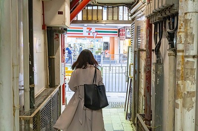 JD(19)「昼食を買おうと入ったコンビニで何も買わずに店を出た。惨め」