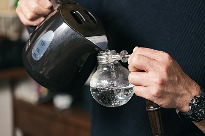 【画像】ギャル「ホテルのケトル、臭すぎる」CA「・・・」