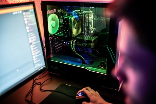 【速報】300人のアイドルをAIに学習させて無修正エロ画像を生成した男、1,000万も稼いでしまう