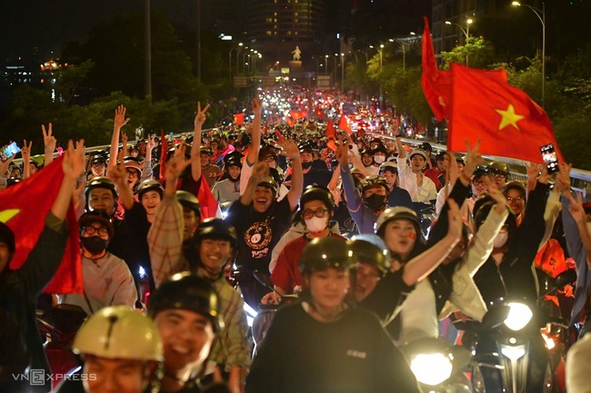 【画像】U23ベトナム代表さん、韓国代表に勝った結果バカみたいに街がお祭り騒ぎになるwww