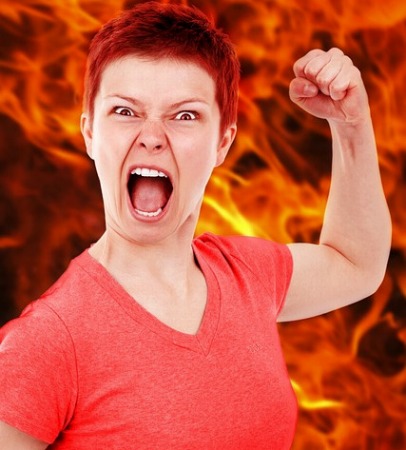 【画像】フェミに標的にされた、爆乳フリー素材お姉さん