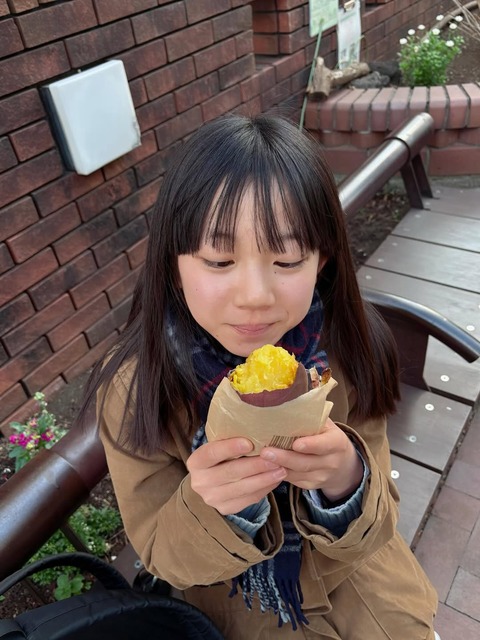 【画像】焼き芋女子、ほおばるwww