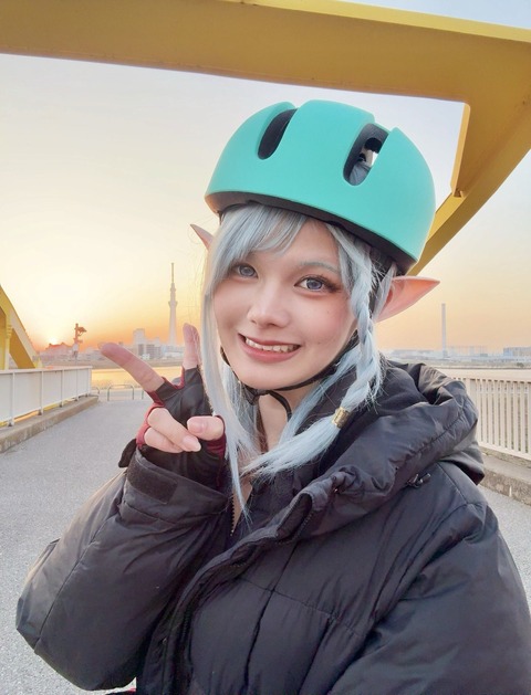 【画像】加工強めの女コスプレイヤーさんが他人の動画に出演した結果www