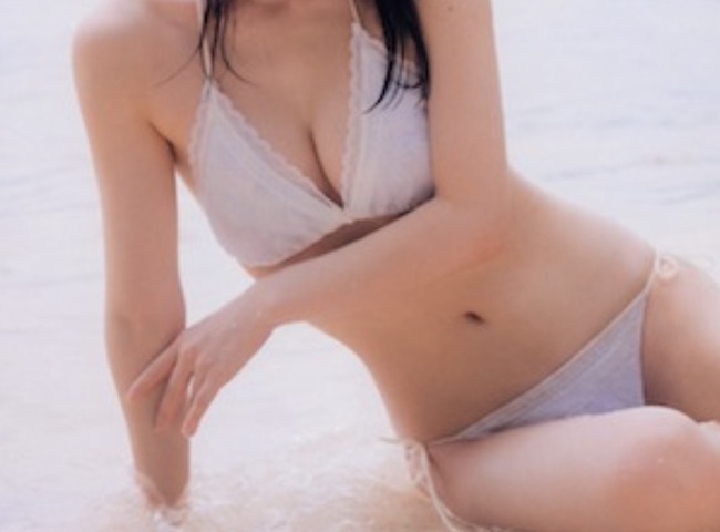 【画像】小岩井ことりさん、容赦ない乳袋を突きつけてしまう