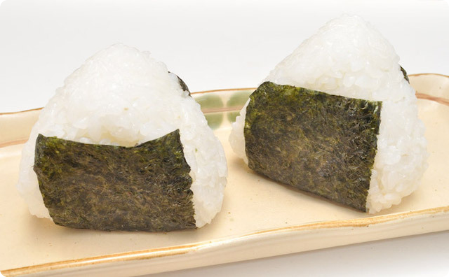 昼休み、机の上に置いてあったおにぎりを「すみません、貰いますねー」って食べたら持ち主の男性に怒鳴られた。たかがおにぎりぐらいで…