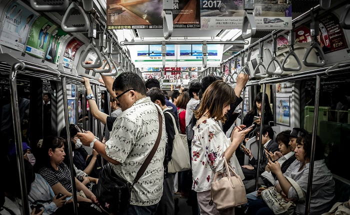 【画像】電車で隣のお○ぱい姉ちゃんの乳を枕にする快男児が見つかる
