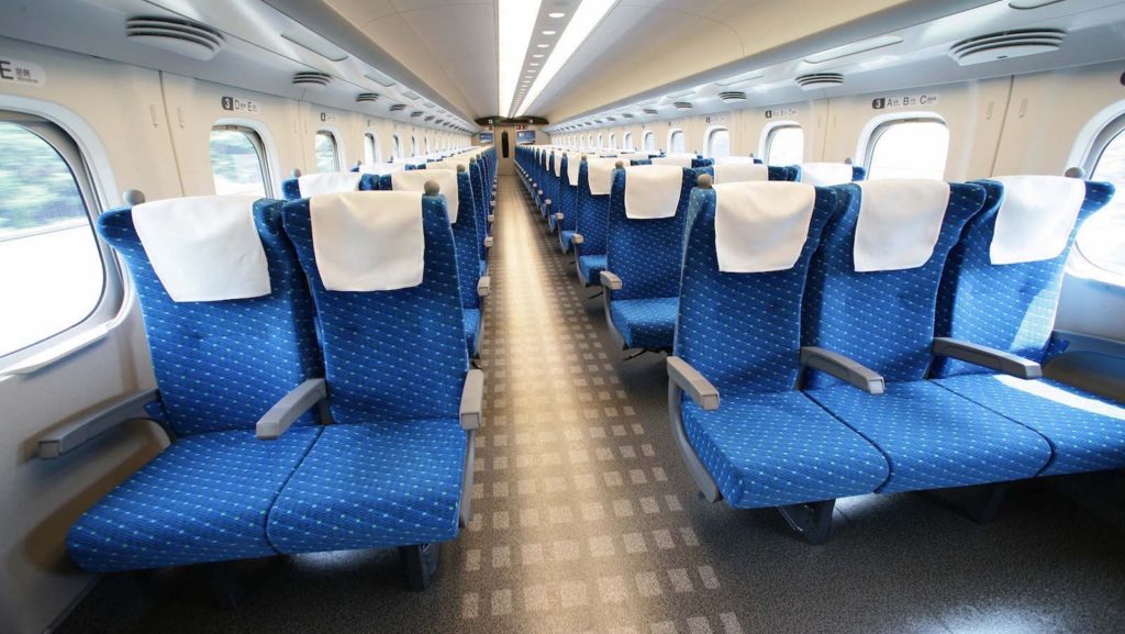 新幹線の指定席。若い女「失礼ですが席をお間違えでは…？」  オッサン「ん？自由席が満席だからこっちに来た」女「でもそこは私が購入した席で…」オッサン「うるせーんだよ若いなら立ってろ！それとも俺の膝に乗るか？あ？」 　→　女が逆襲ww・・・