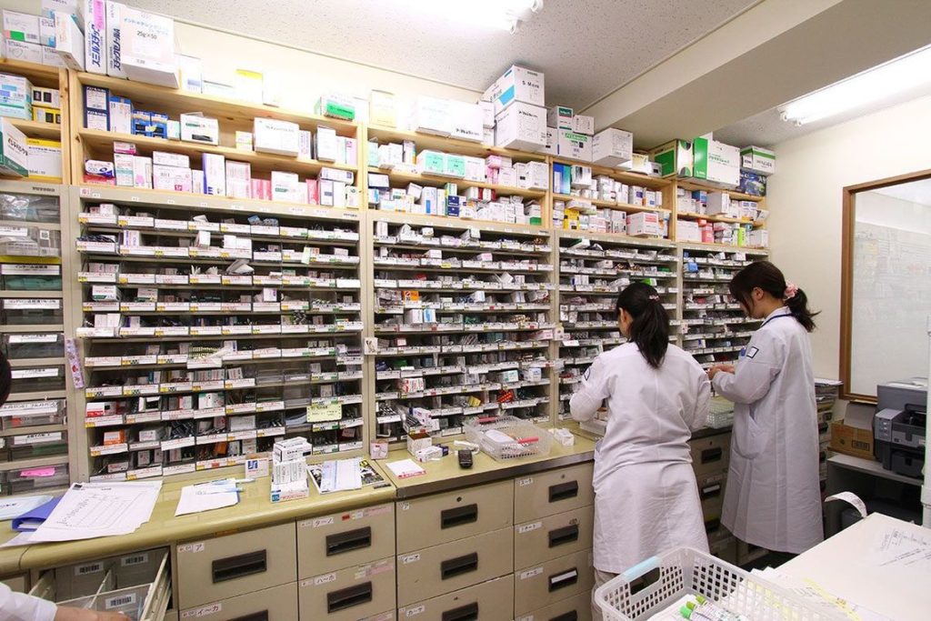 薬局にかわいい女がいたのでナンパした。女「無理です。ウザいんで」 俺「俺は客だぞ！その態度はなんだ！店長呼んでこい！」 　→　結果は・・・