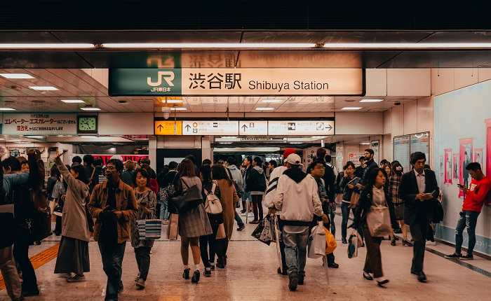 【画像】渋谷駅にほぼ裸の女ｗｗｗ