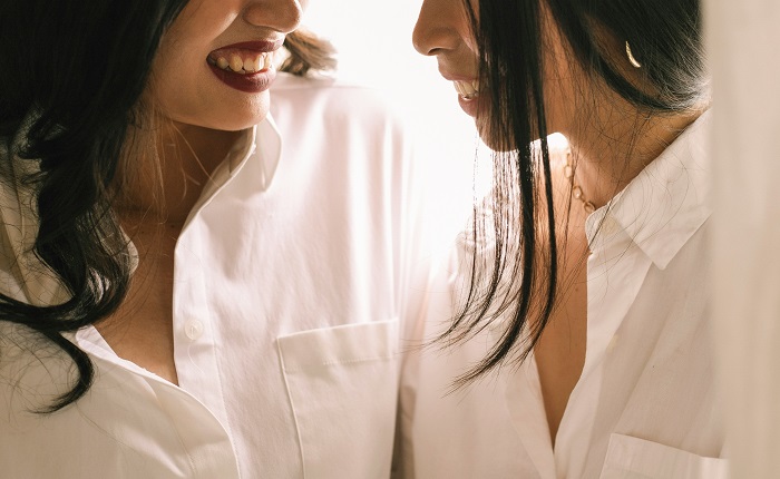 【画像】JKさん悪ふざけで女同士で性交ごっこをしてしまうｗｗｗ