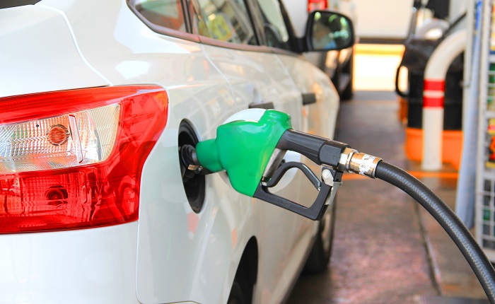 【画像】ガソスタにお○ぱいタンクは満タンな女の子ｗｗｗ