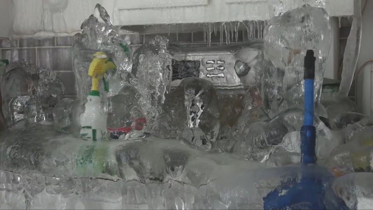 アパートの1室が「氷の城」に！休暇中に暖房を切った住人による節約事故