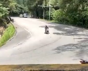 【動画】下り坂でブレーキが効かなくなってしまった2人乗りバイクがぶっ飛ぶ事故。