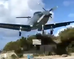 【動画】スレスレ着陸を撮影していたカメラマンが飛行機にはねられる事故。