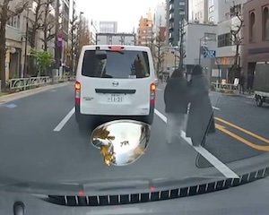 【事故】文京区の国道でめちゃくちゃ迷惑な女二人組が撮影されるwww