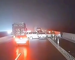 【動画】凍結した高速道路で発生した多重ツルツル事故が怖すぎて(((ﾟДﾟ)))