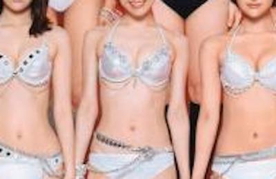 【画像】国民的女性アイドルさん、エ□衣装を着せられ尊厳破壊されてしまう！