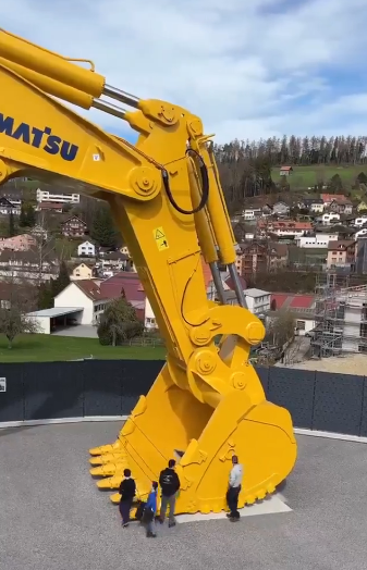 「デカすぎて笑った」コマツの超巨大油圧ショベルに海外仰天