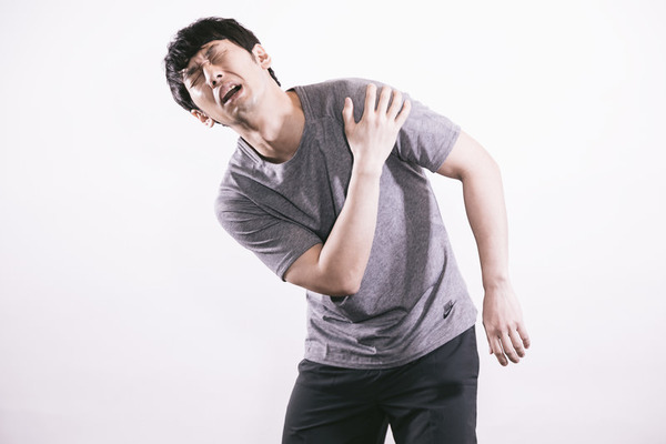 強盗「動くな！手を上げろ！」店員「四十肩なんで許して下さい！」→結果www