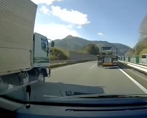 【動画】どっちが悪い？中央道で窓隠しトラックと事故ったドラレコ。