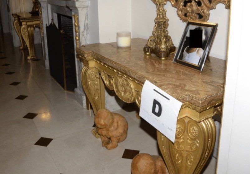 エプスタイン島、彫像物がいちいち子供の裸で気持ち悪いと話題。画像には日本人らしき男性の姿も…