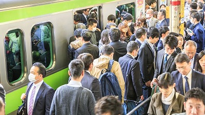 【画像】2026年の満員電車、ガチで限界突破ｗｗｗ「これ人間が乗る乗り物じゃないだろ・・・」
