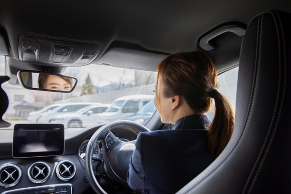 【画像】45歳の女性タクシードライバーさん、肌の露出が多すぎる ♡♡♡