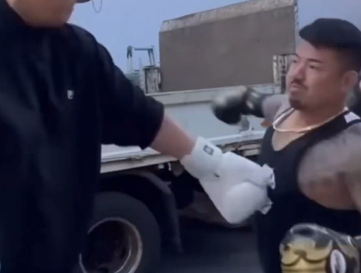 【動画】筋力自慢の低身長さん、高身長に全く歯が立たない…