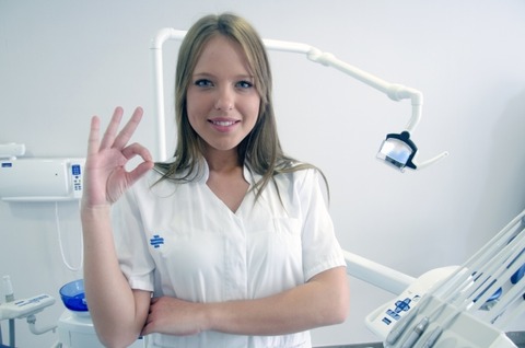 【画像】元保健室の先生「この水着歩くと音鳴るから恥ずかしい･･････。」⇒♡